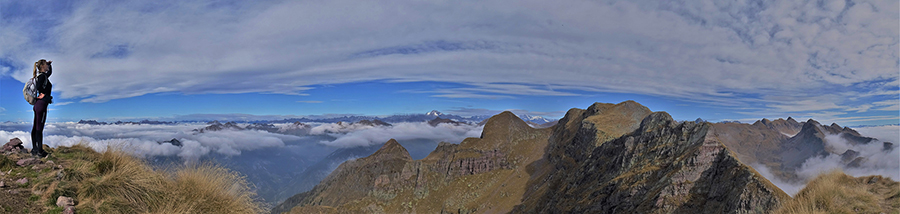 Spettacolare panorama dalla vetta del Pietra Quadra (2376 m)
